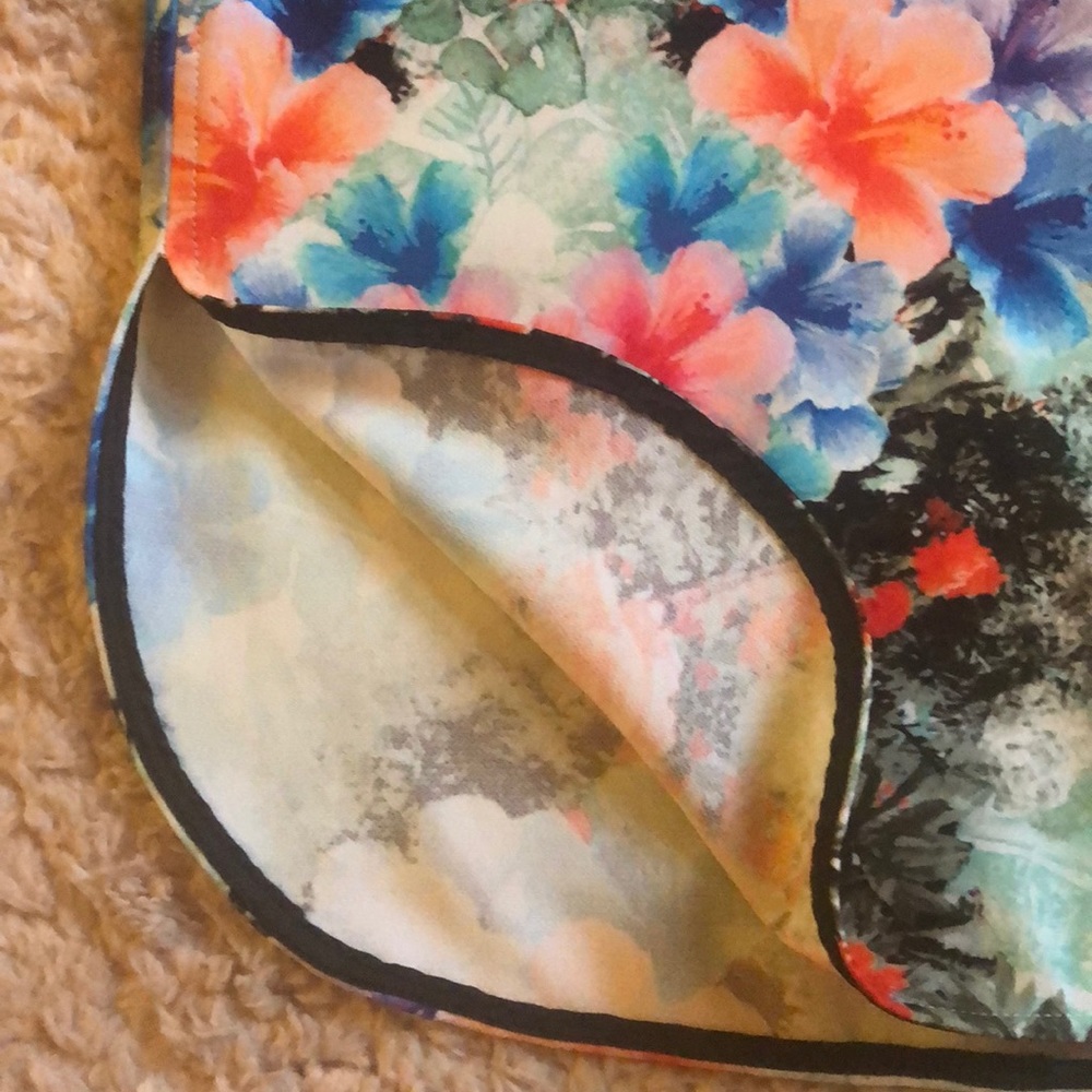 Floral print. V neck . Zara top - Picture 4 of 4